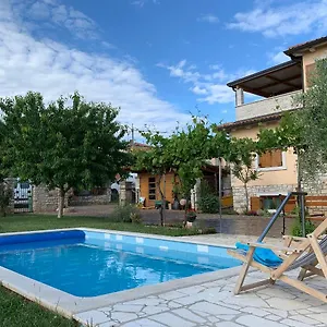 Leone Apartment